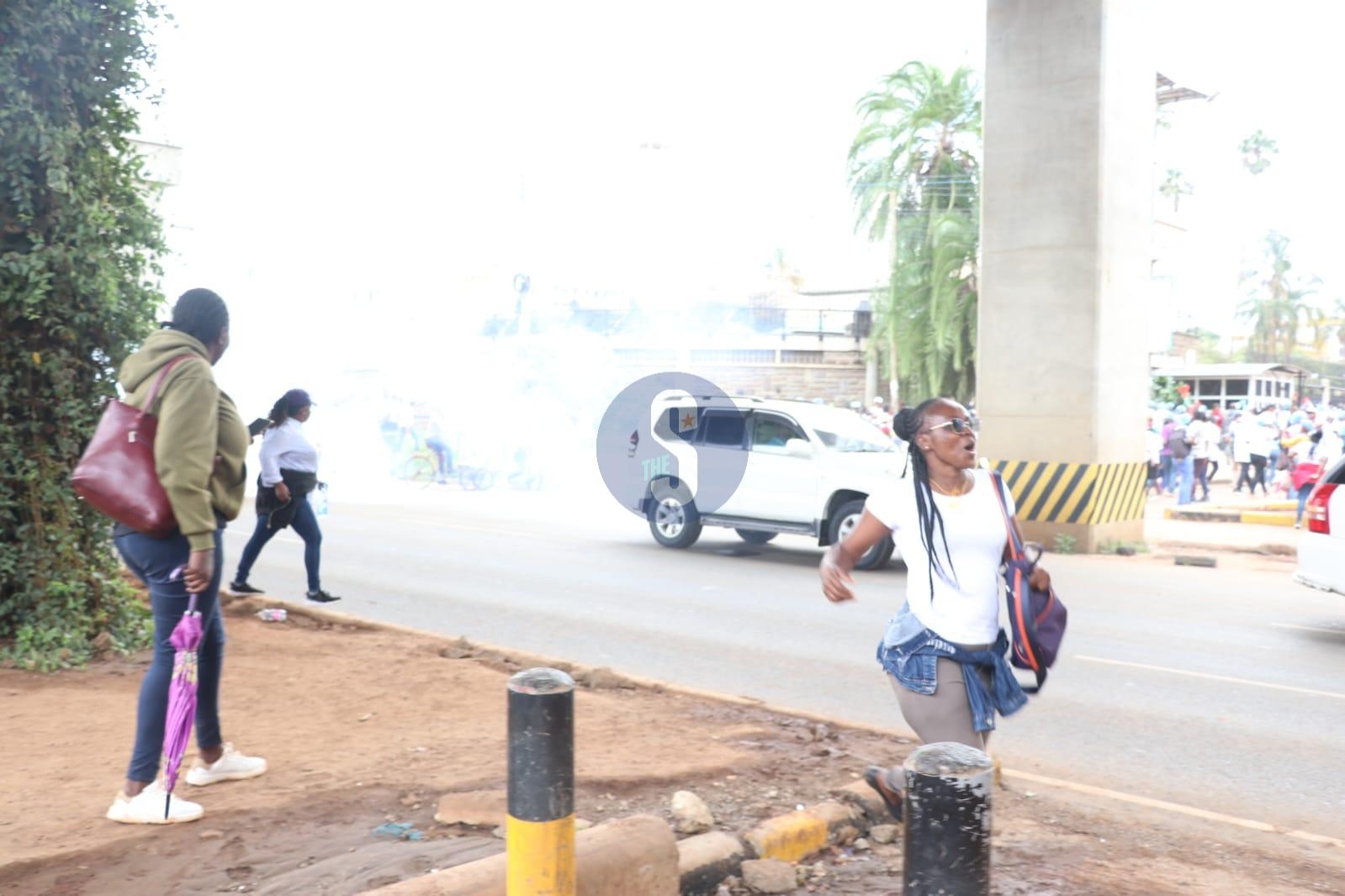[PHOTOS] Police lob teargas as medical workers strike
