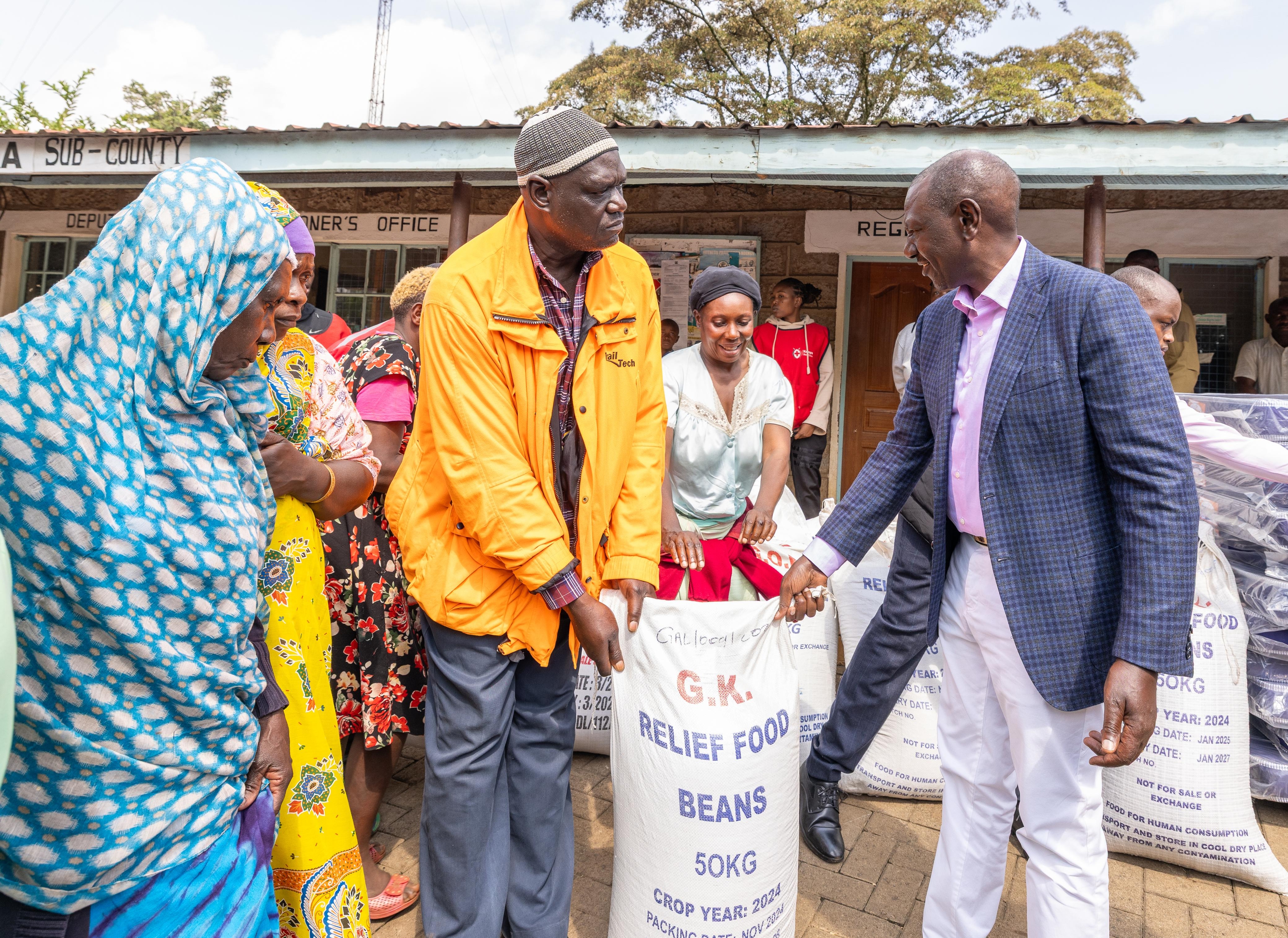 [PHOTOS] Ruto donates food to Kibra fire victims