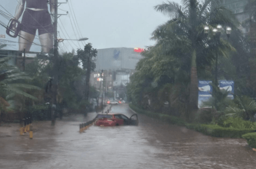 Heavy downpour leaves Nairobi streets flooded