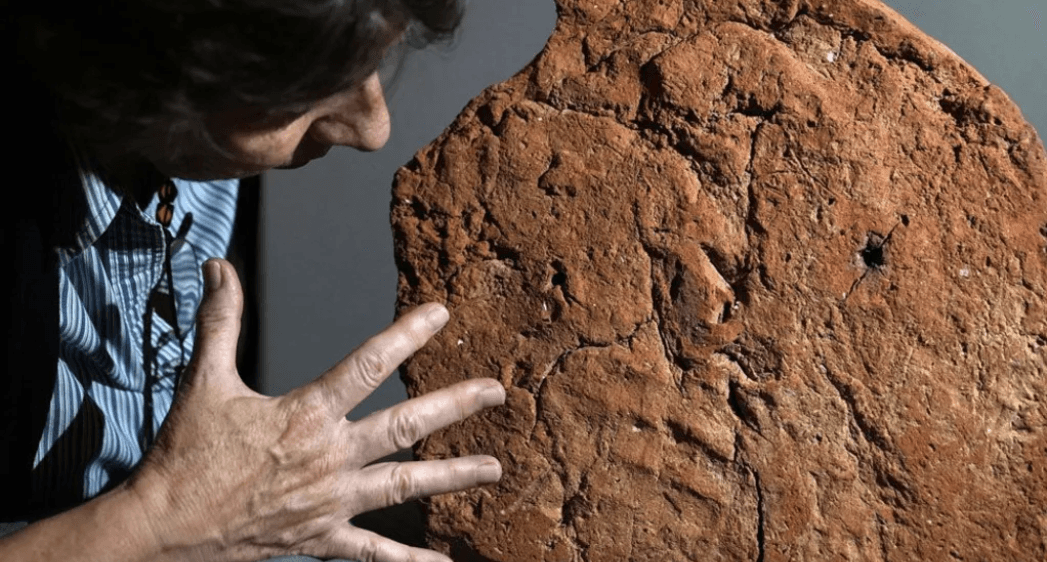Rare 4,000-year-old Egyptian handprint found