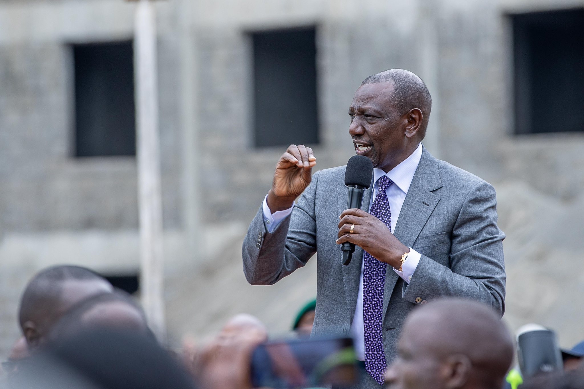 [PHOTOS] Ruto inspects progress of police housing project in Kilimani