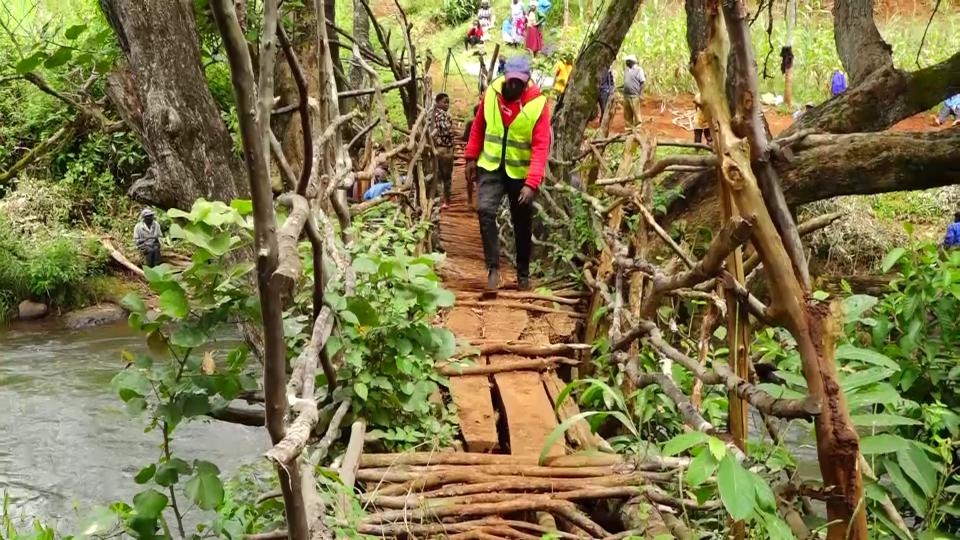 Mathioya residents risk lives daily to cross makeshift bridge