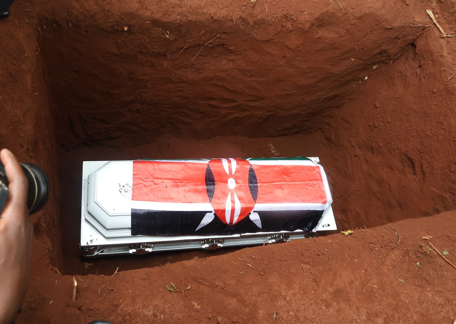 [PHOTOS] Boniface Kariuki honoured with flag-draped coffin