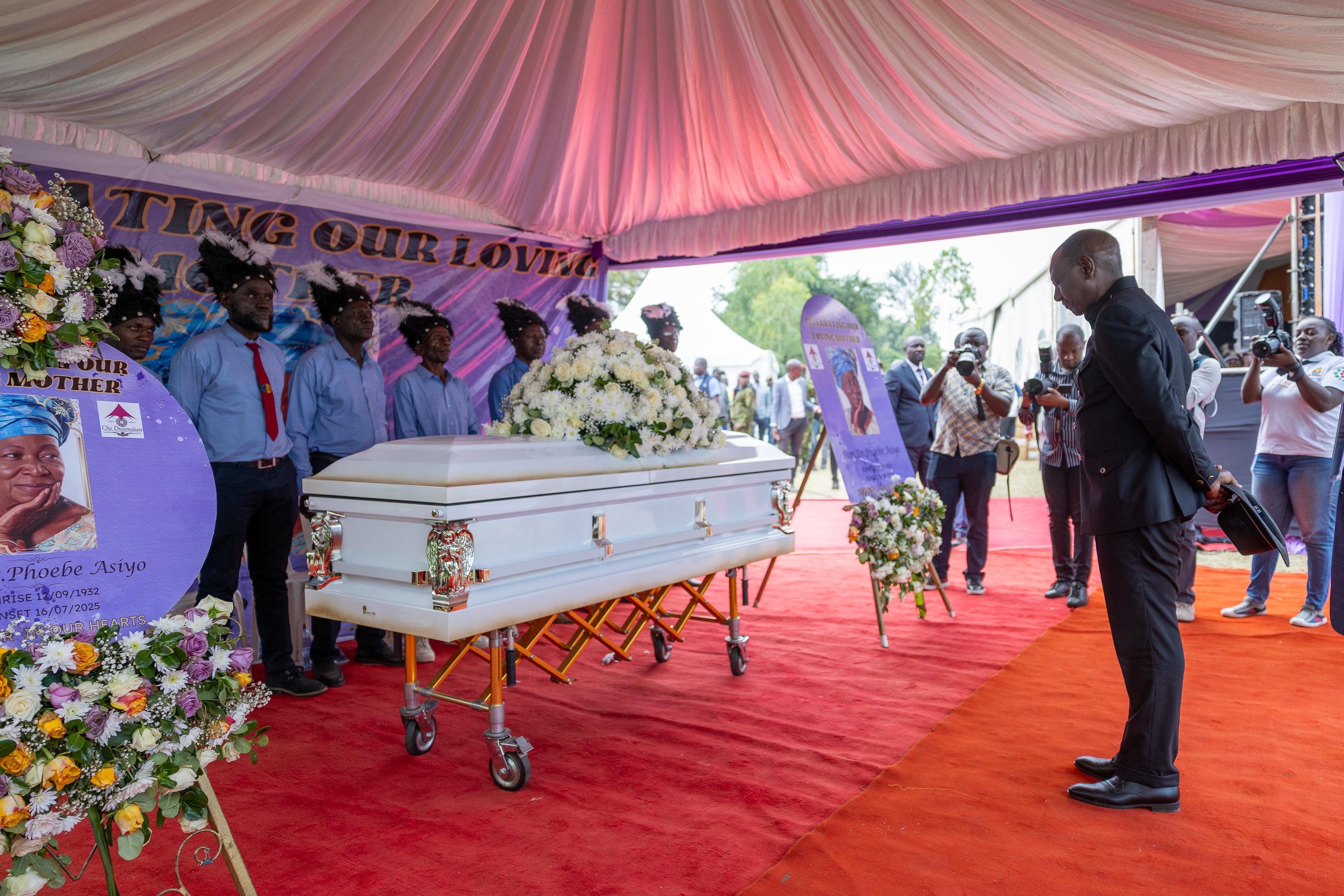 [PHOTOS] Ruto, Raila join mourners in Asiyo burial