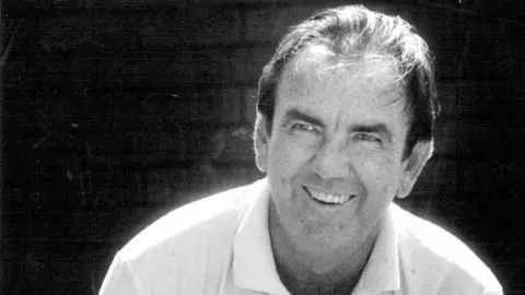 Former Australia captain Simpson dies aged 89