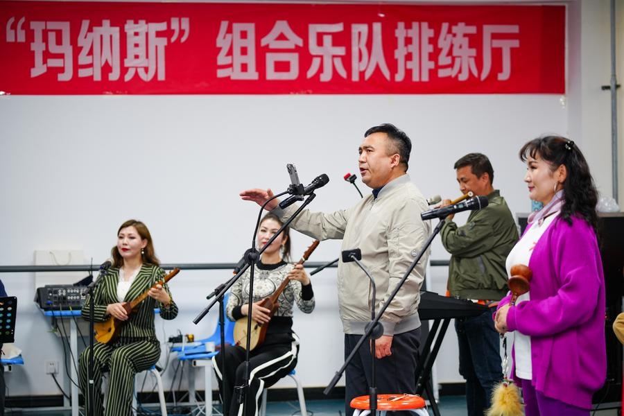 Xinjiang breathes new life, style into world heritage of "Manas" epic