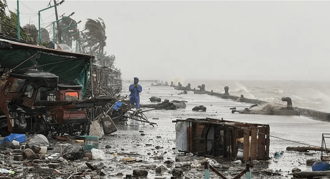 Super typhoon hits Philippines as thousands evacuate