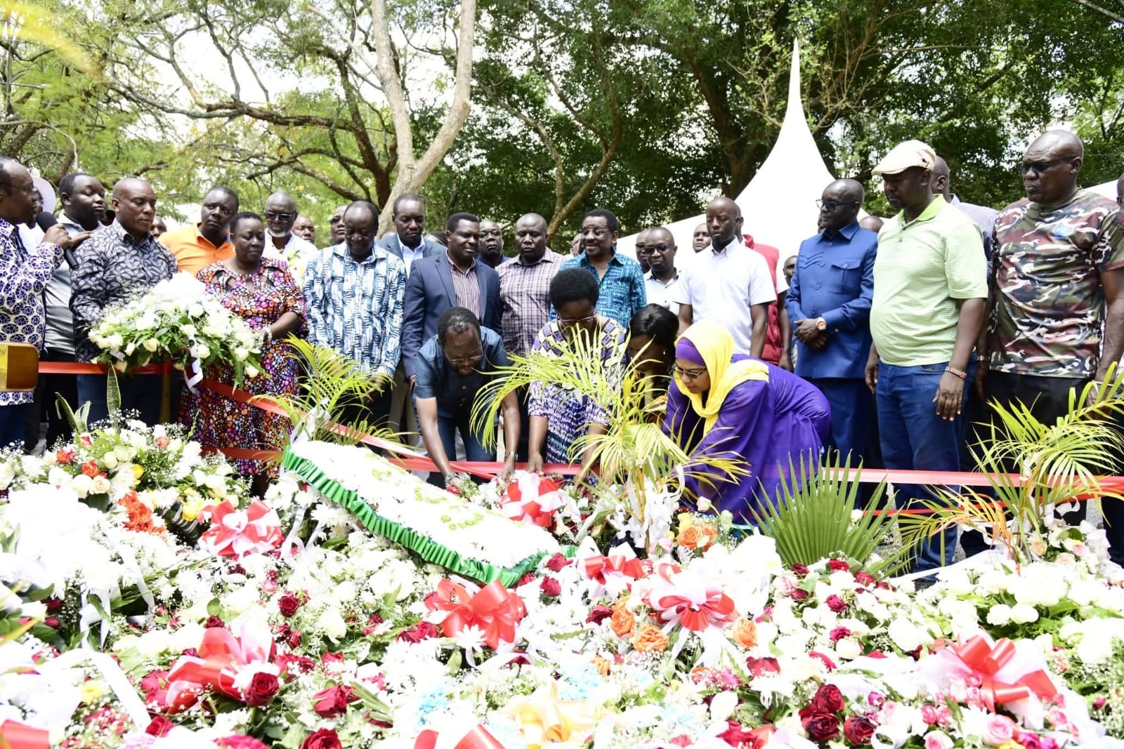 [PHOTOS] Council of Governors visits Raila's grave