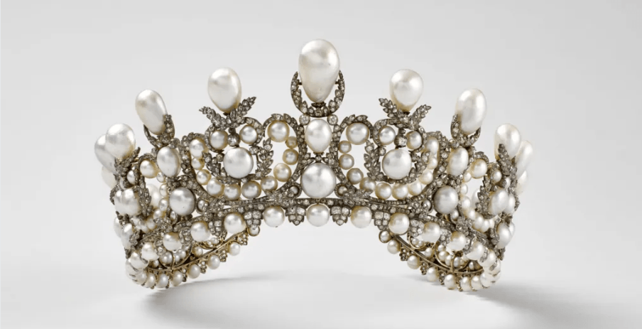 Suspects arrested over theft of jewels at museum in Paris