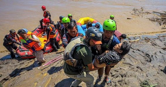 Indonesia searches for hundreds in deadly floods