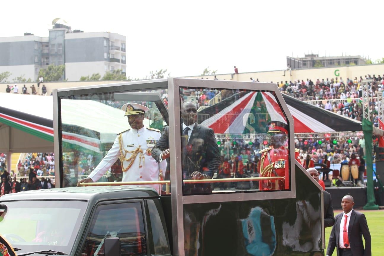Crowd cheers as Ruto takes lap of honour at Nyayo Stadium