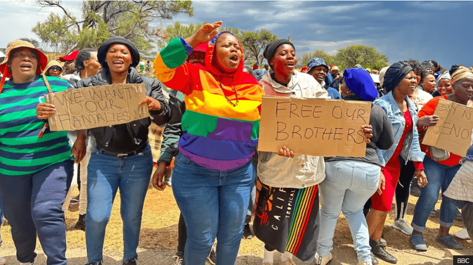 Volunteers enter South Africa shaft to aid miners