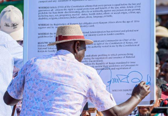 [PHOTOS] Ruto publicy signs decree to scrap ID vetting in border counties