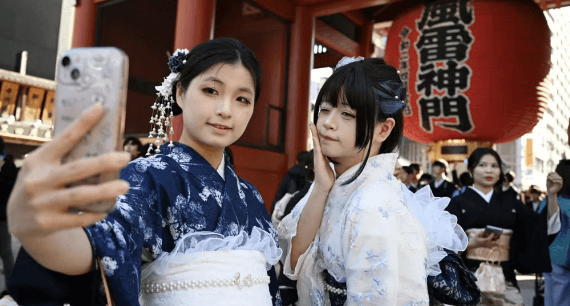 Japan tourism and retail stocks slide after row with China over Taiwan